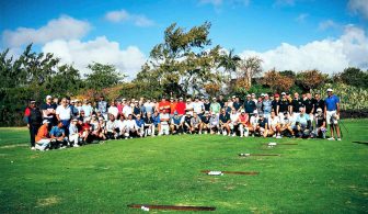Photo de groupe des golfeurs et organisateurs